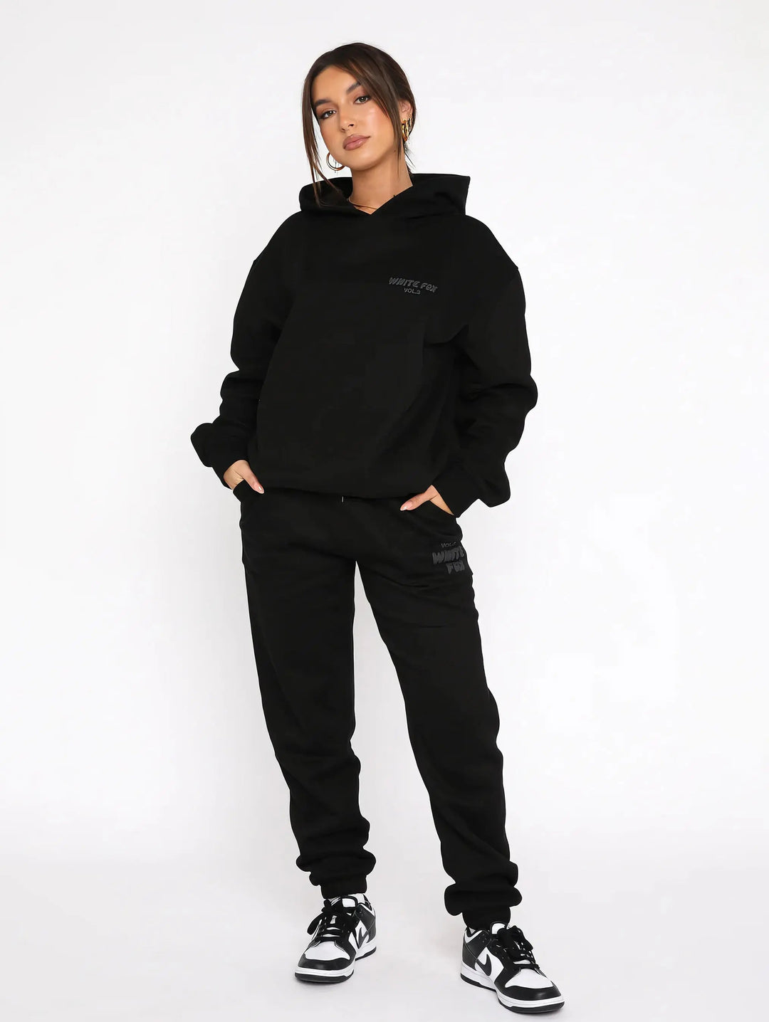 Stylowy dres damski oversize, zbliżenie na kaptur