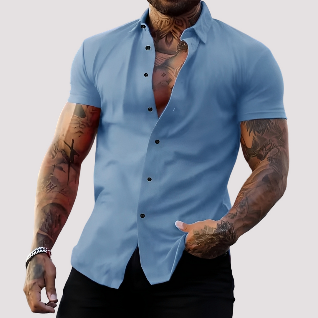 Mężczyzna w jasnoniebieskiej koszuli slim-fit z krótkim rękawem