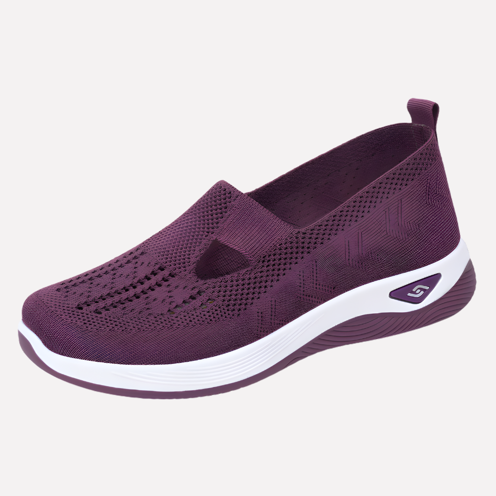 Buty sportowe damskie pokazujące detale sznurowania i wykończenia