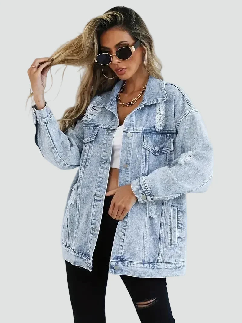 Zbliżenie na detale i guziki w damskiej kurtce jeansowej oversize