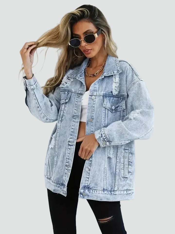 Zbliżenie na detale i guziki w damskiej kurtce jeansowej oversize