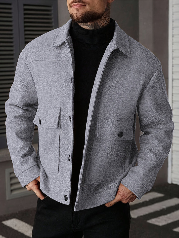 Stylowa kurtka overshirt męska, prezentacja mankietów