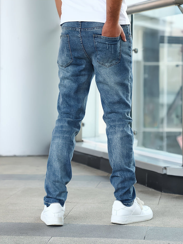 Prosta nogawka męskich jeansów – zbliżenie na fason