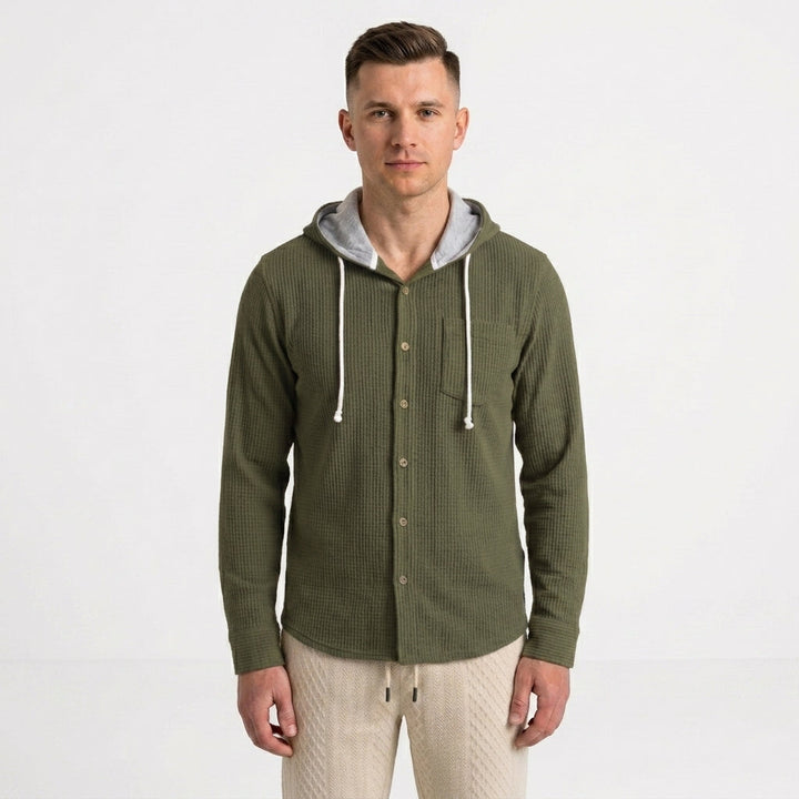 Przejściowa odzież męska – modny overshirt zapinany na guziki