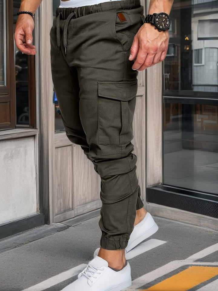 Mężczyzna w zielonych spodniach cargo jogger z białymi sneakersami