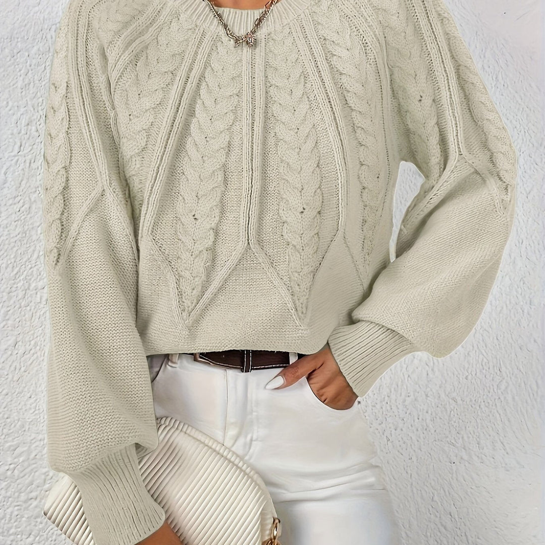 Elegancki sweter damski warkoczowy prezentowany na sylwetce, tył