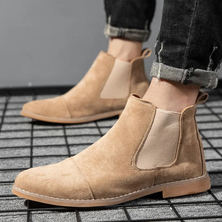 Beżowe buty męskie sztyblety skórzane wsuwane do eleganckich stylizacji