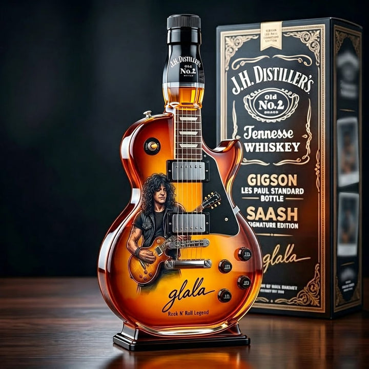 Dekanter do whisky w kształcie gitary vintage sunburst stojący na stole obok czarnego pudełka