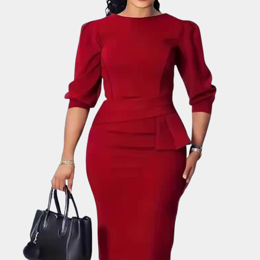 Kobieta w czerwonej eleganckiej sukience midi z falbaną i czarną torbą