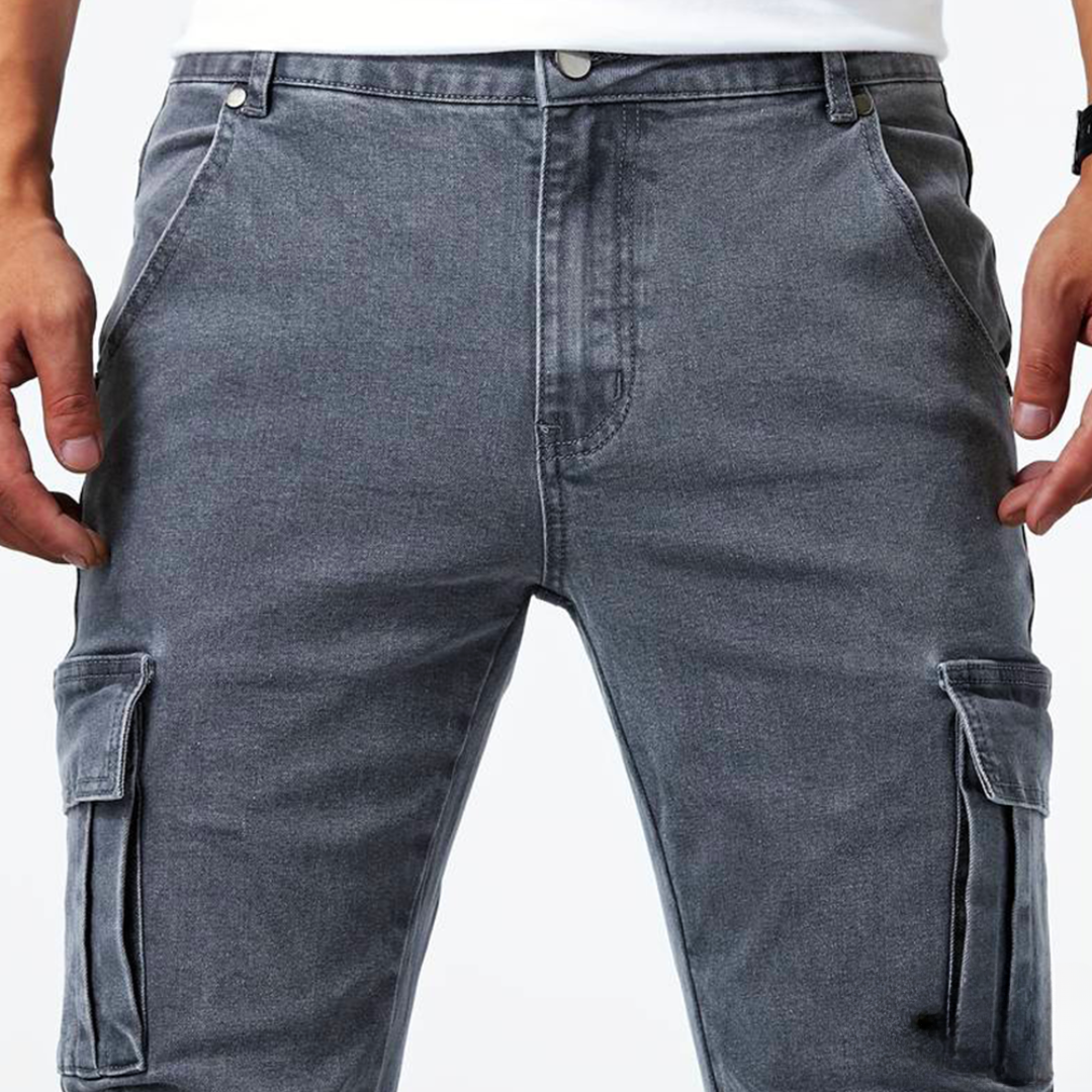 Męskie spodnie cargo casualowe z elastycznego materiału – tył modelu w modnym miejskim stylu
