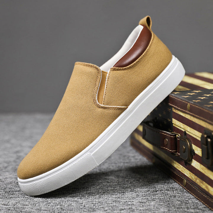 Prezentacja wnętrza męskich sneakersów, komfort i wygoda noszenia
