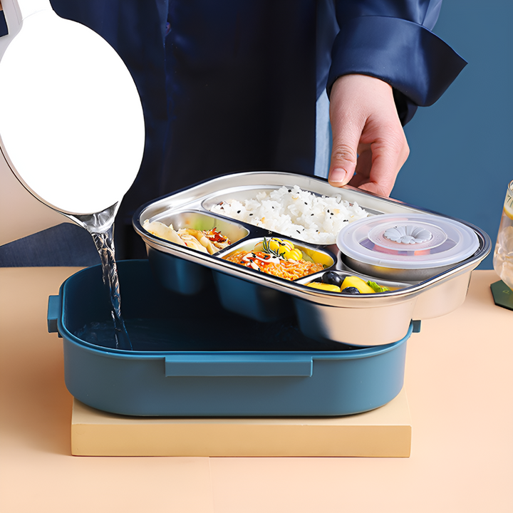 Ktoś wlewa gorącą wodę do termicznego lunch boxa ze stali nierdzewnej