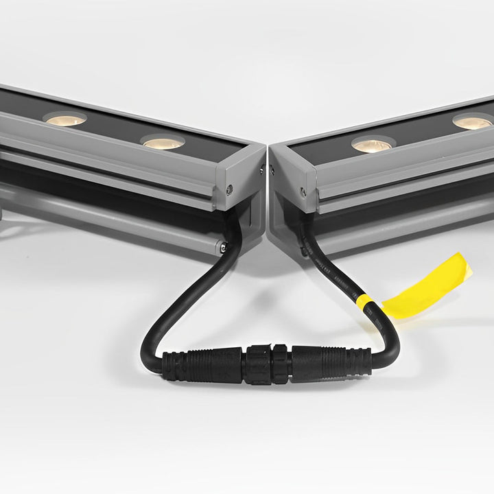 Nowoczesna lampa elewacyjna LED pokazana w zbliżeniu, widoczna struktura oprawy ściennej