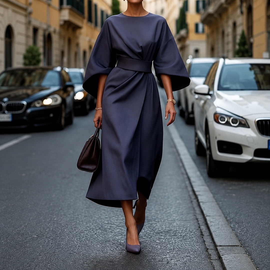 Kobieta w eleganckiej fioletowej sukience maxi Clare