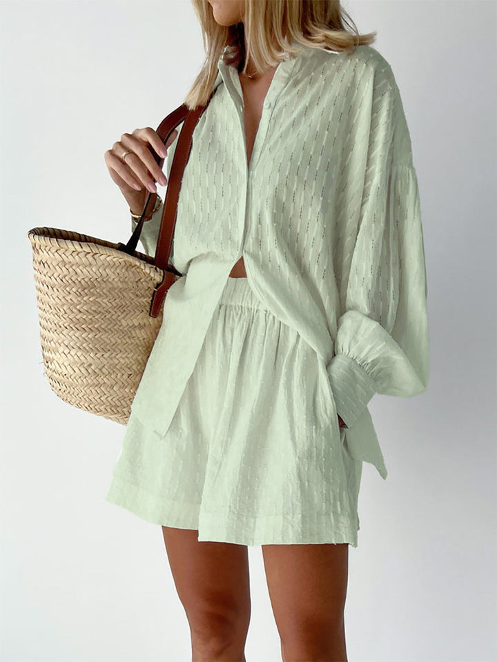 Damski letni komplet oversize w jasnym kolorze, stylizacja z koszulą i spodenkami