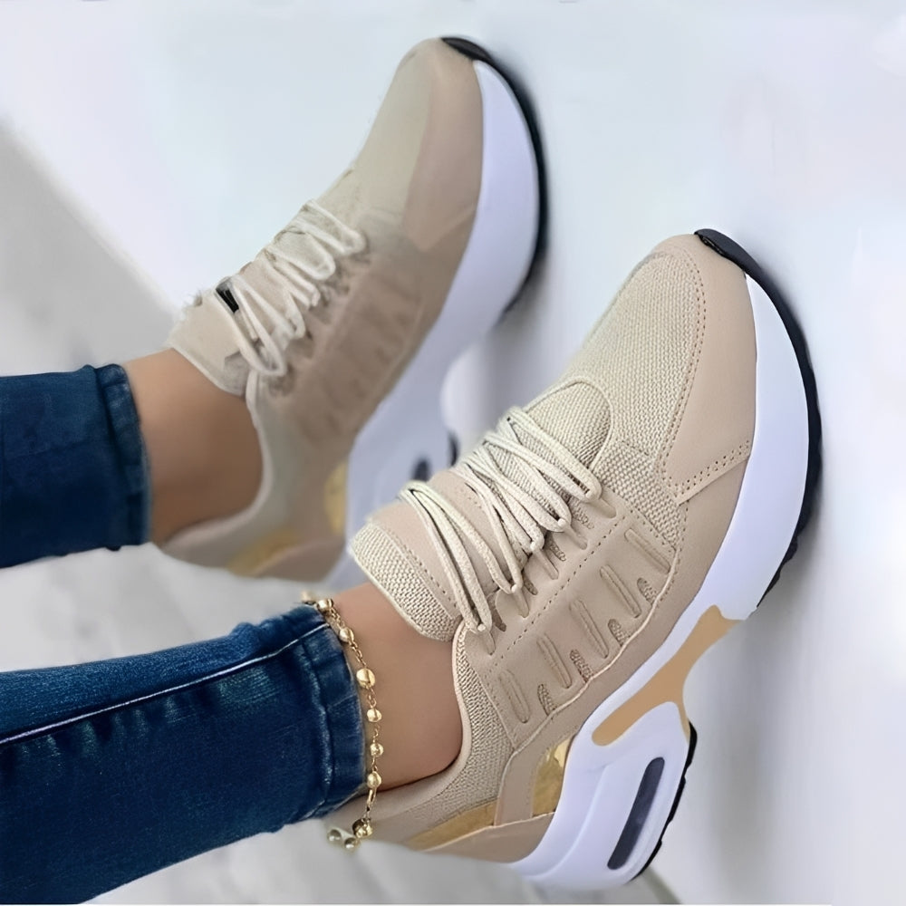 Beżowe damskie sneakersy Eleana zestawione z dżinsami
