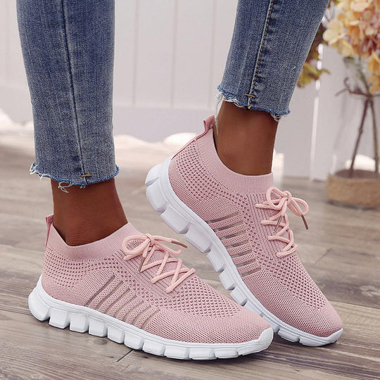 Czarne damskie sneakersy wsuwane z siateczki, widok z profilu