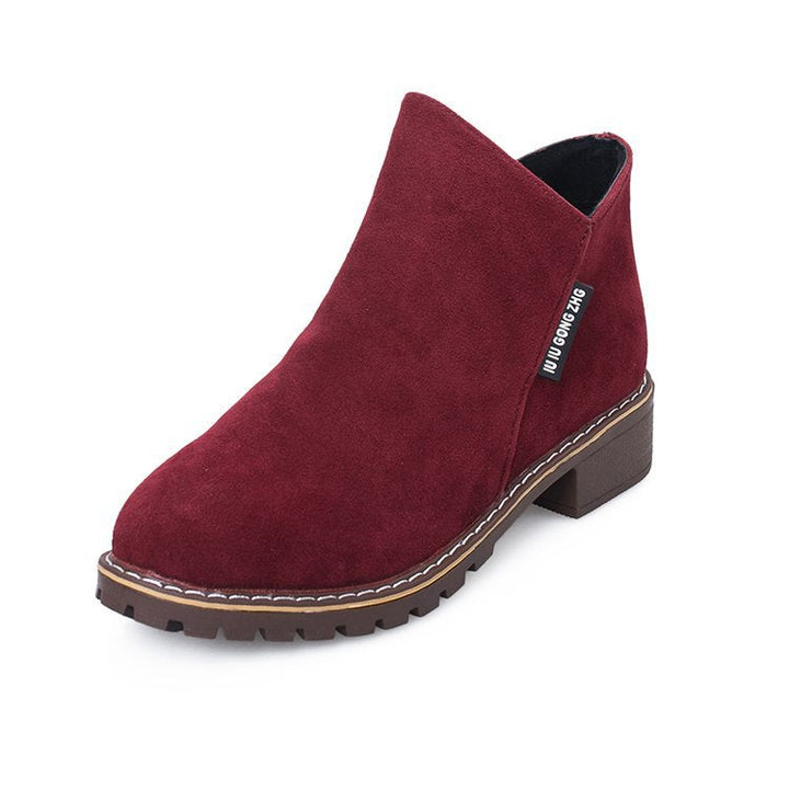Czerwone damskie botki sztyblety slip-on na co dzień prezentowane na białym tle