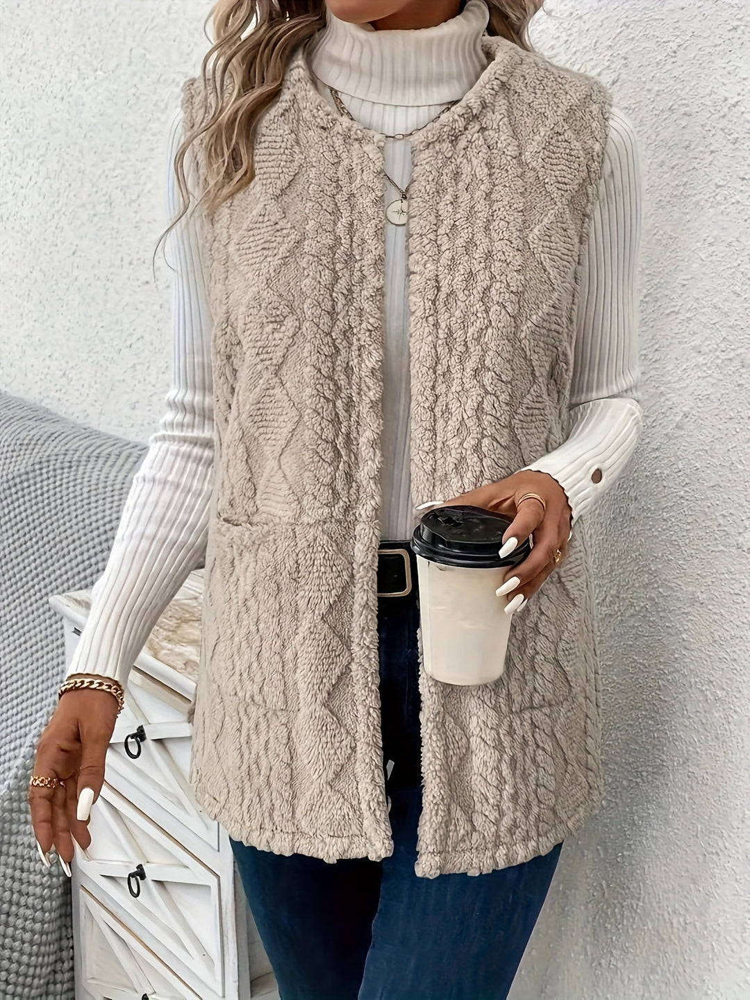 Długa damska kamizelka oversize w kolorze beżowym, styl casual