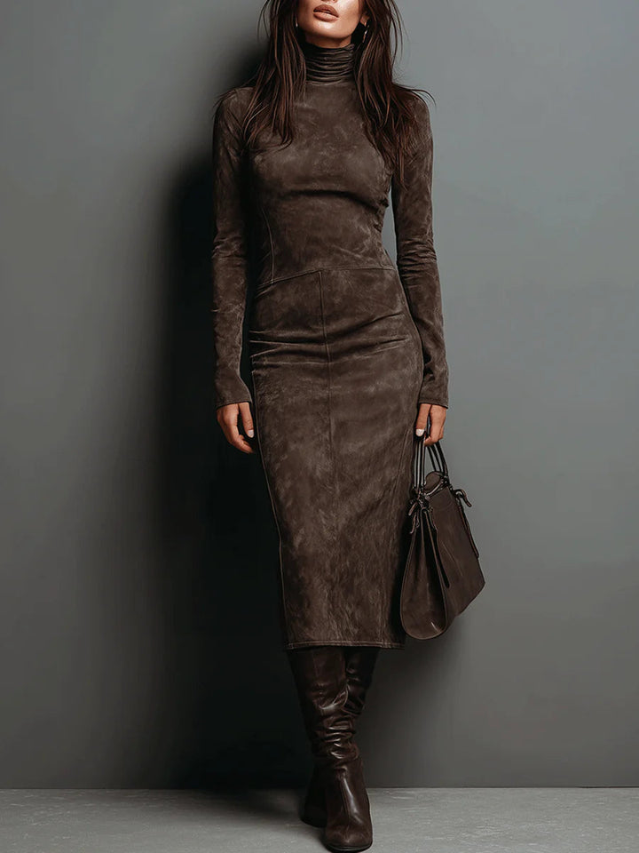 Kobieta prezentująca elegancką sukienkę Maisie w kolorze czekoladowy brąz