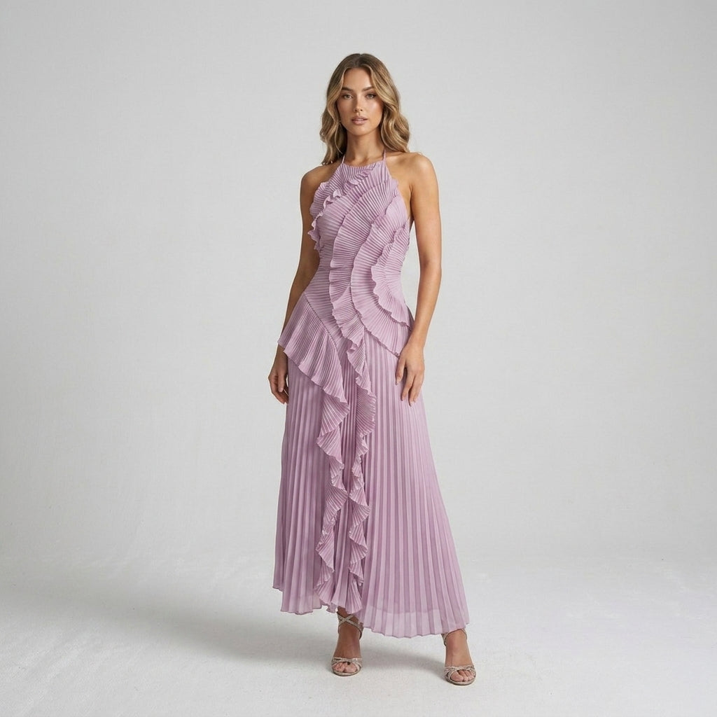 Szczegół platerowanego materiału i falban w eleganckiej sukience midi. Stylowa moda damska.