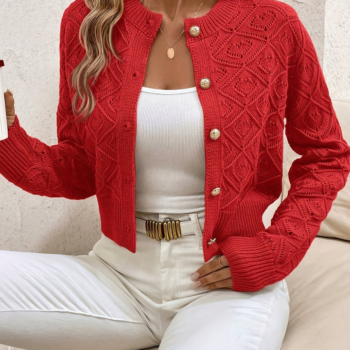 Wygodny sweter damski rozpinany, wzór w diamenty, zbliżenie na materiał