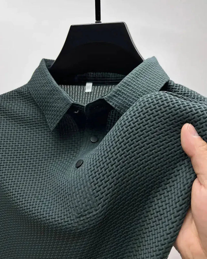 Stylowa męska moda - koszulka polo w zbliżeniu na detale wykończenia