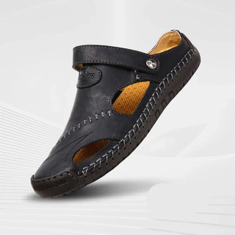 Stylowe męskie obuwie na lato zaprezentowane na modelu w plenerze