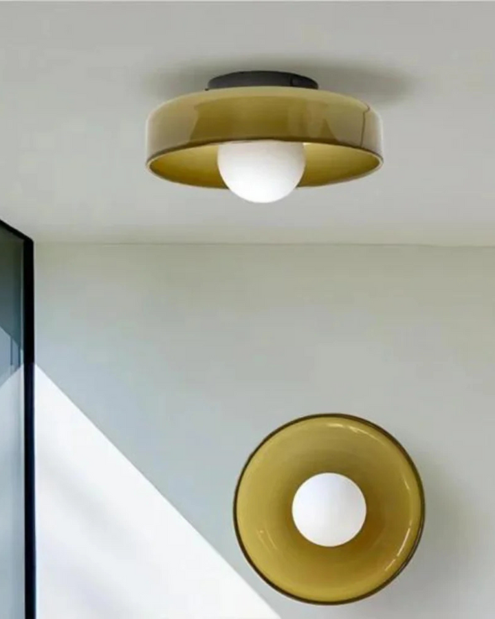 Artystyczna lampa ścienna dająca ciepłe oświetlenie salonu