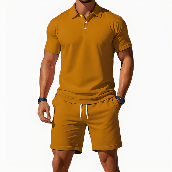 Mężczyzna w musztardowo-khaki zestawie polo i szortów