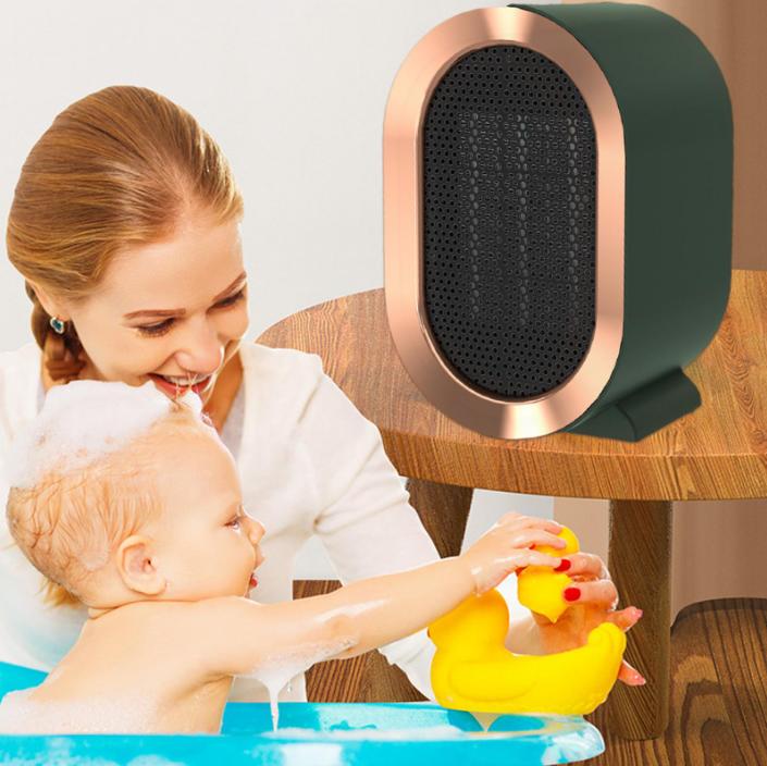 Zielony grzejnik ceramiczny stojący w łazience obok wanny podczas kąpieli dziecka