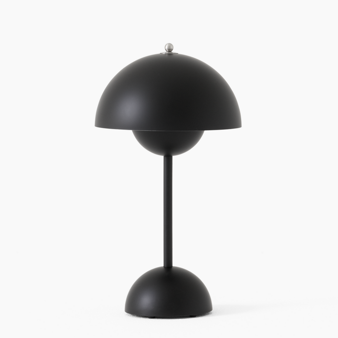 Designerska lampa emitująca ciepłe światło w pokoju dziennym