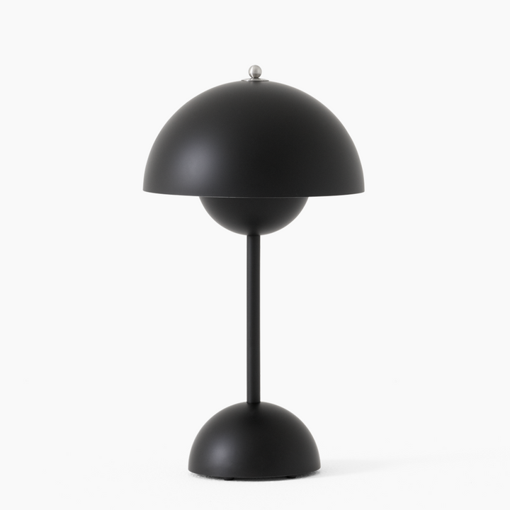 Designerska lampa emitująca ciepłe światło w pokoju dziennym