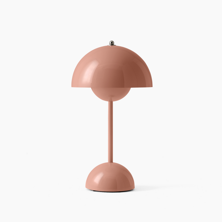 Lampa dekoracyjna o unikalnym designie na komodzie