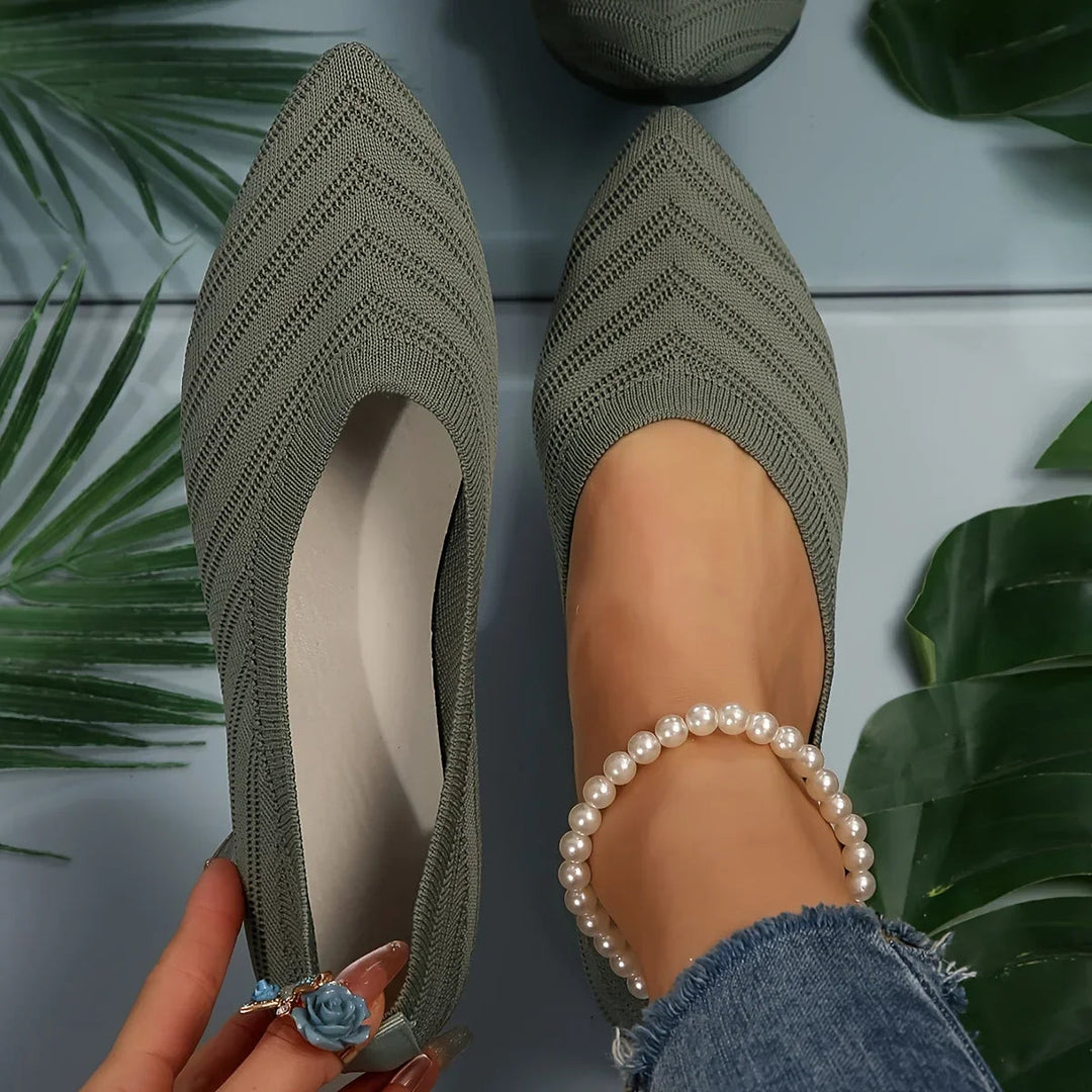 Damskie buty płaskie, zbliżenie na materiał i detale balerinek