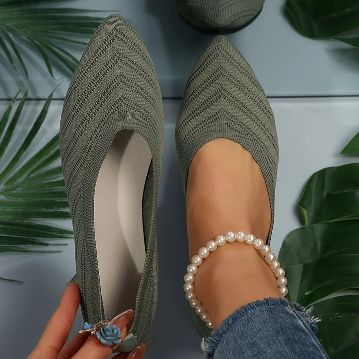 Damskie buty płaskie, zbliżenie na materiał i detale balerinek