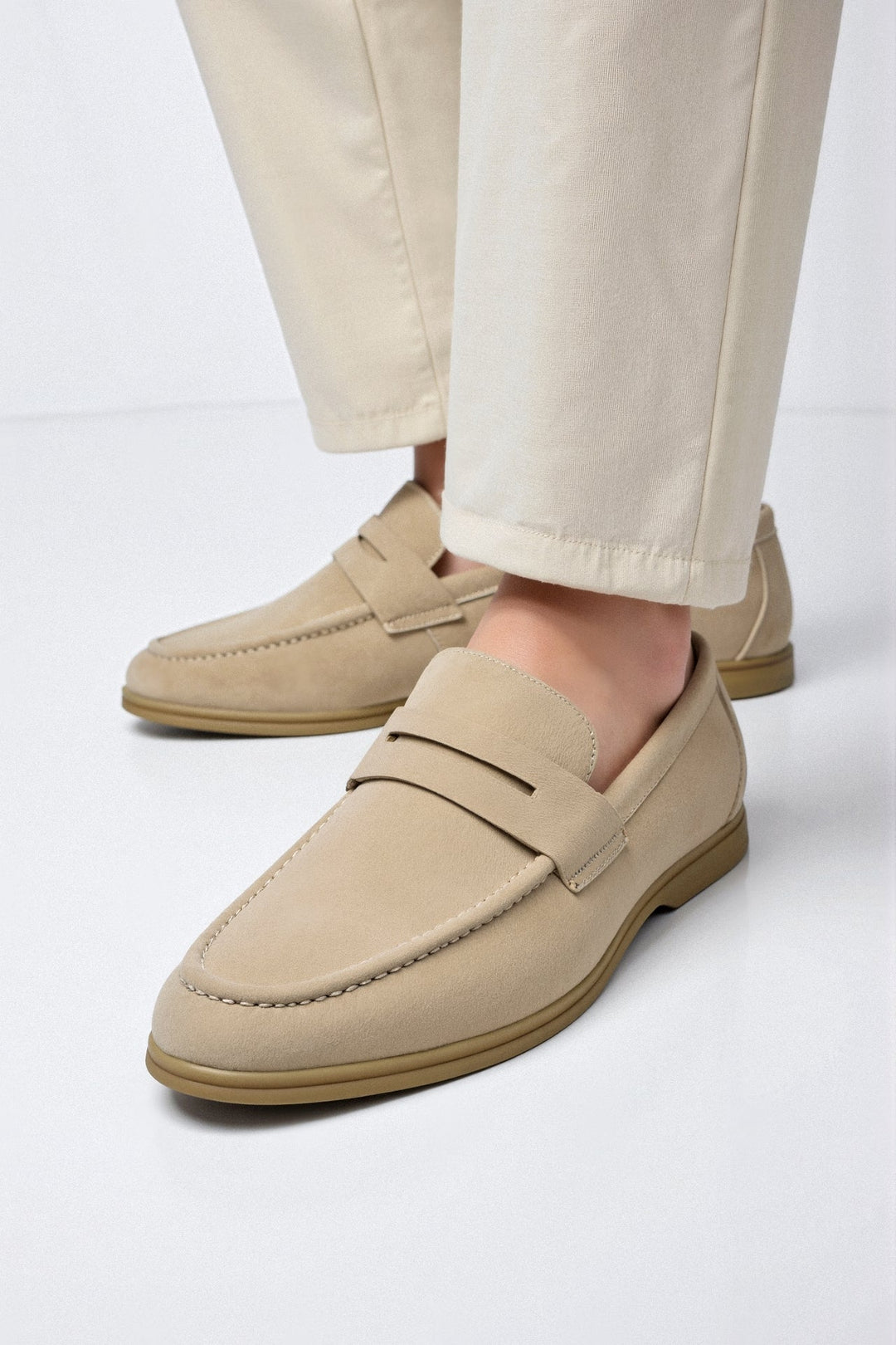 Mężczyzna w eleganckich beżowych loaferach i spodniach