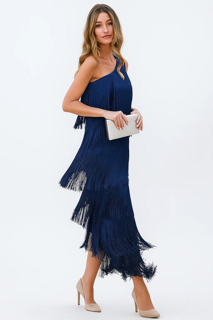 Kobieta prezentująca granatową sukienkę midi z frędzlami na jedno ramię z profilu