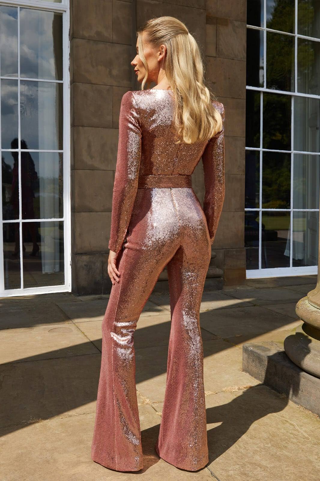 Modny różowy jumpsuit damski na imprezę, tył z krytym zamkiem i dopasowaną górą