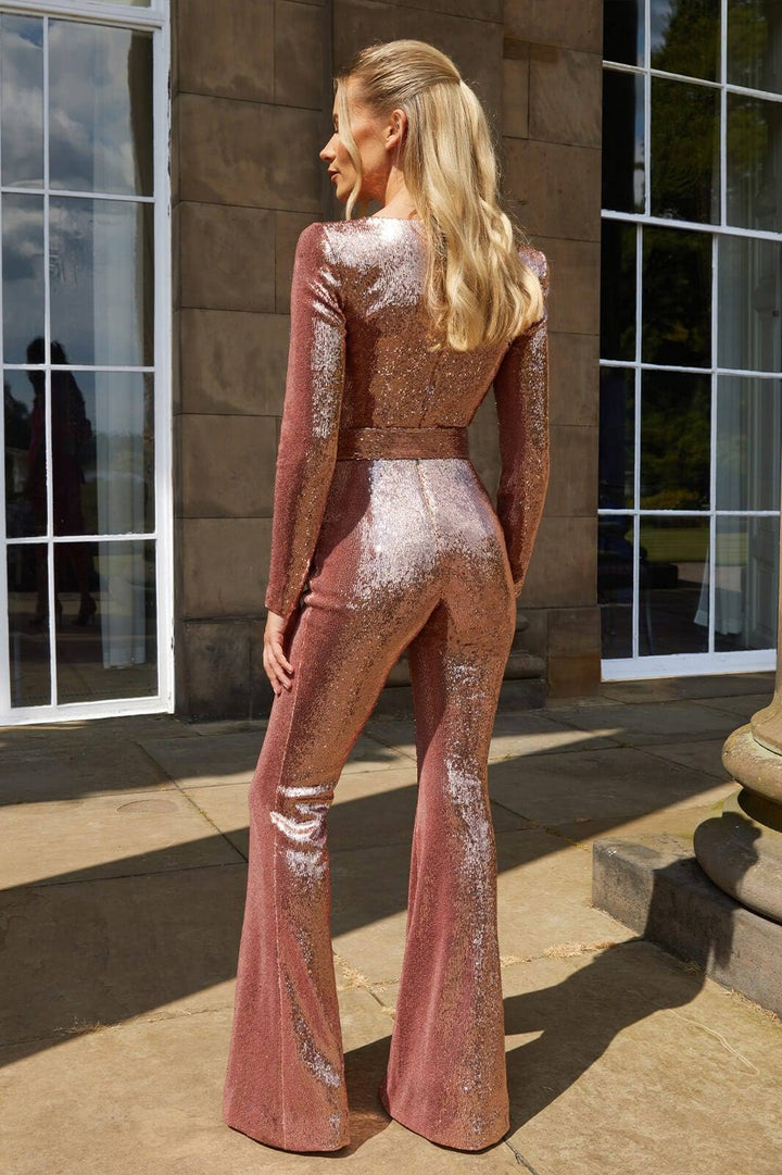Modny różowy jumpsuit damski na imprezę, tył z krytym zamkiem i dopasowaną górą