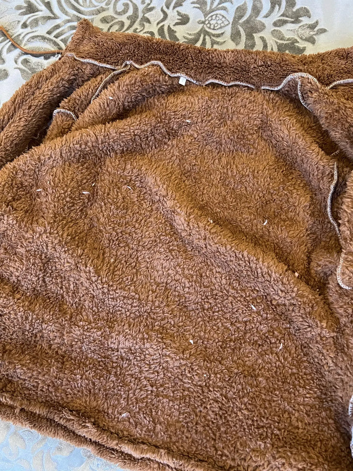 Wnętrze zimowej kurtki damskiej Romilly, podszewka i metka producenta.