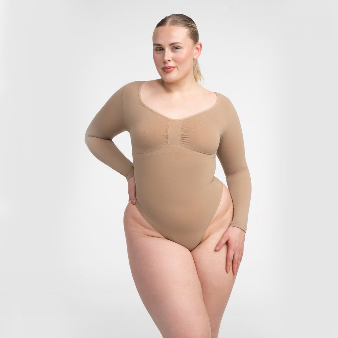 Detal wykończenia bezszwowego body damskiego z długim rękawem