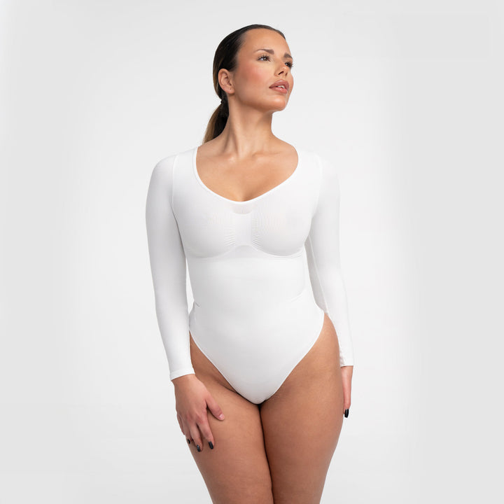 Cała sylwetka w damskim body wyszczuplającym i modelującym figurę
