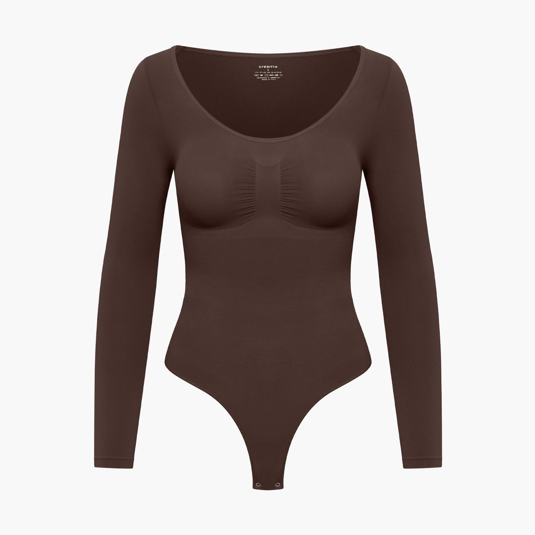 Damskie body modelujące z długim rękawem w zbliżeniu na elastyczny materiał