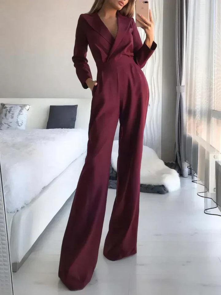 Kobieta w eleganckim bordowym kombinezonie z szerokimi nogawkami