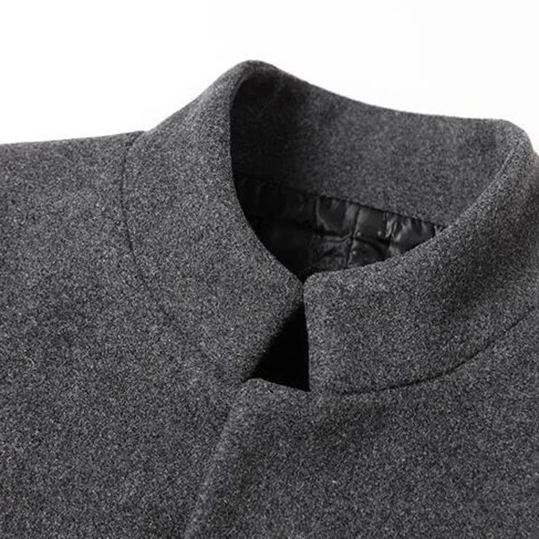 Modny płaszcz zimowy męski, detal kołnierza i klap w kroju slim fit