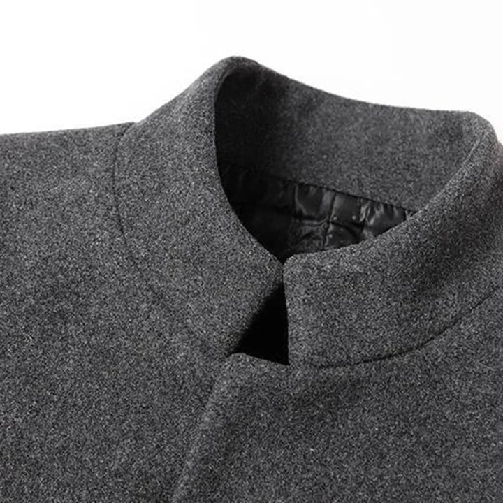 Modny płaszcz zimowy męski, detal kołnierza i klap w kroju slim fit