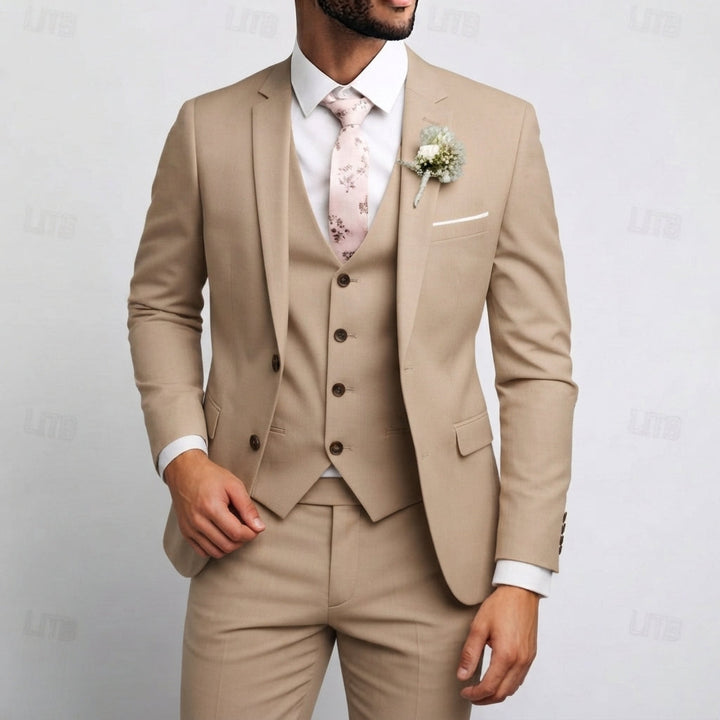 Mężczyzna w eleganckim beżowym garniturze trzyczęściowym slim fit