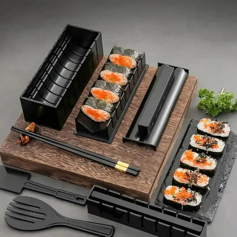 Zestaw do robienia sushi z formami i gotowymi rolkami na drewnianej tacy