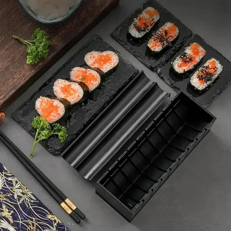 Zbliżenie na czarne foremki do sushi i pyszne gotowe rolki